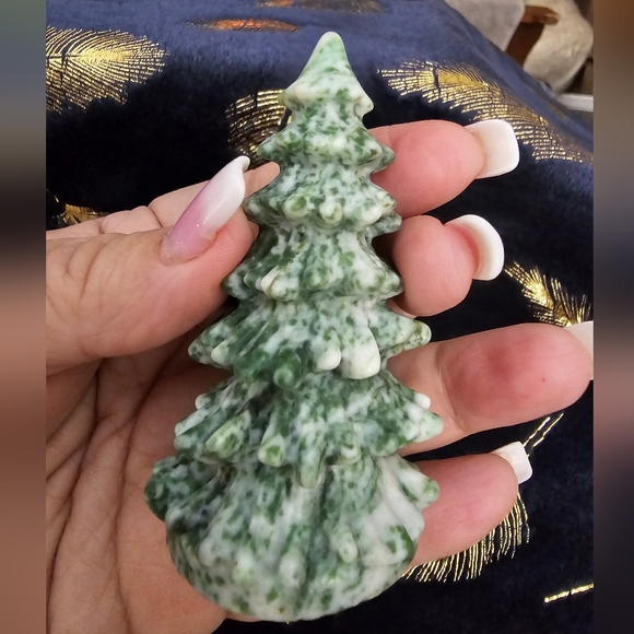8cm tall, 109 - 120 grams, Carved 🎄Agate Christmas Trees🎄! Price per each!🎄 - Picture 5 of 6